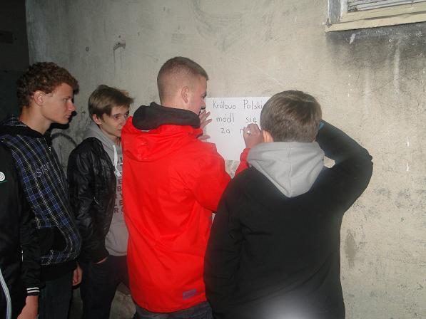 Jedna z grup zapisuje odczytaną inskrypcję