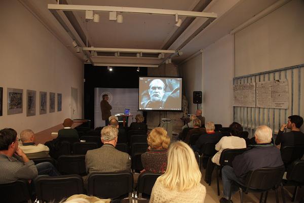 Profesor Zwierzchowski w interesujący i kompetentny sposób komentował fragmenty filmów Leonarda Buczkowskiego 