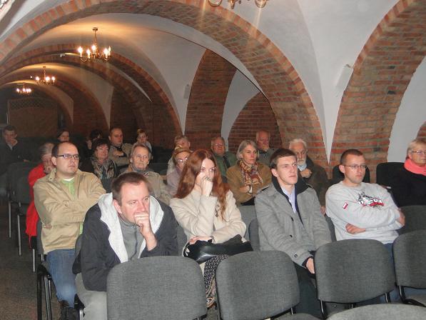 Uczestnicy z uwagą wysłuchali wykładu dotyczącego młodzieży w drugiej konspiracji (Warszawa 1944–1956)