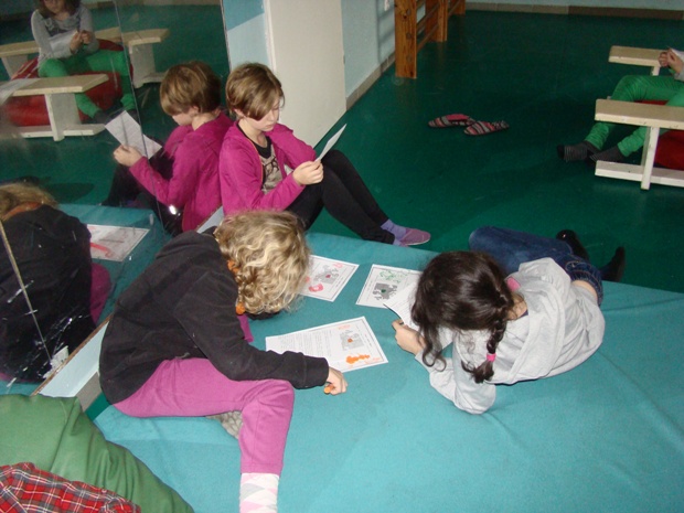 Uczennice klasy 4 wykonują zadania w Karcie Pracy