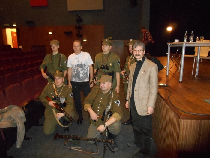 Marcin Łaszczyński z OBEP IPN w Warszawie z przedstawicielami GRH Narew i Grupy Operacyjnej Wschód