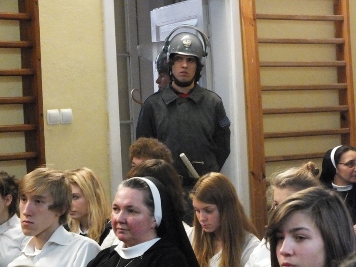 Uczestnicy wykładu i jeden z rekonstruktorów odgrywających zomowców 