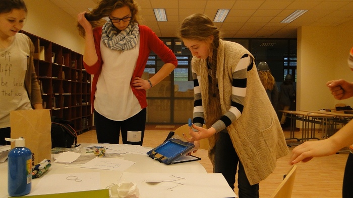 Na początku warsztatów uczennice liceum drukowały ulotki używając ramki do sitodruku