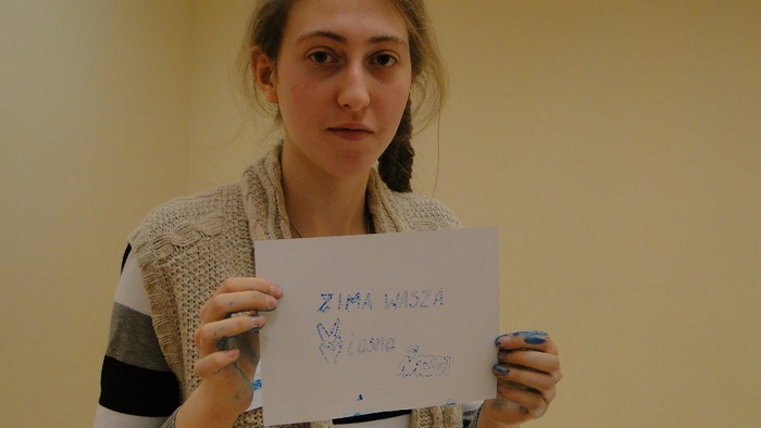 Uczennica liceum z ulotką rodem z lat 80.