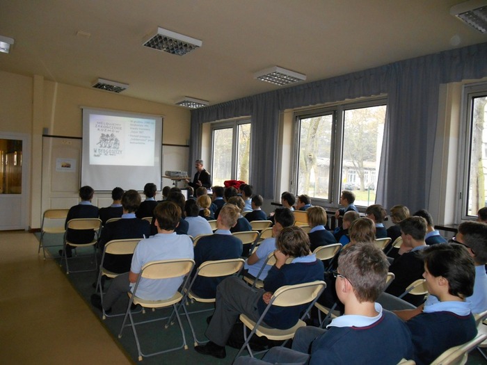 Uczniowie z zainteresowaniem słuchali prowadzącego – Marcina Łaszczyńskiego