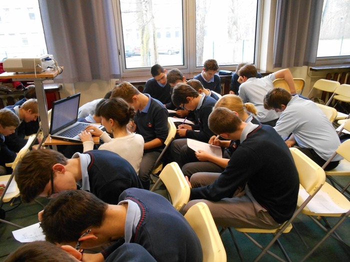 Młodzież rozwiązuje krzyżówkę. Nagrodą dla najlepszych był podręcznik dla młodych opozycjonistów z 1983 pt. „Mały konspirator