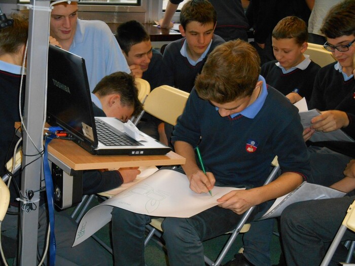 Radość twórcza. Uczniowie wykonują plakaty/ulotki opozycyjne.