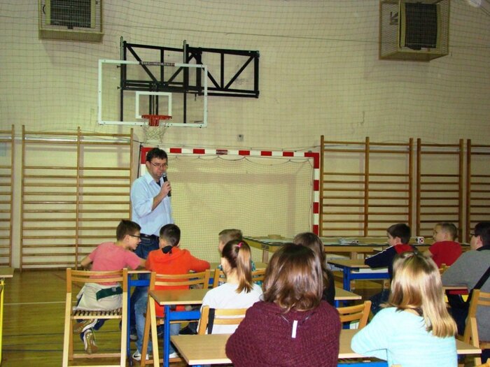 Dr Dariusz Gałaszewski opowiada uczniom szkoły podstawowej o dywizjonie 303