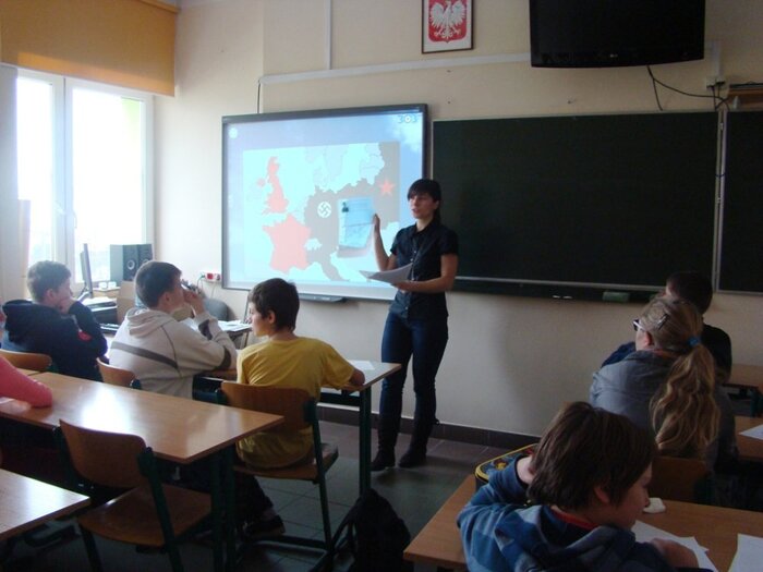 Anna Obrębska prowadzi warsztaty edukacyjne z cyklu „Wehikuł czasu