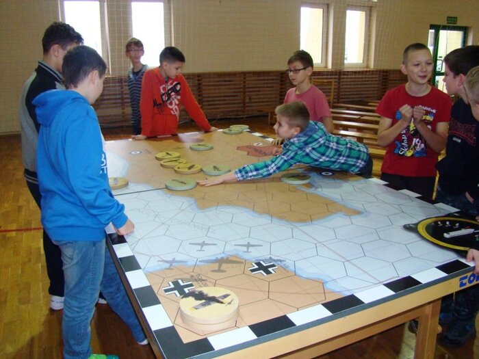 Zwycięzcy konkursu zagrali na dużej planszy-stole o wymiarach ok. 190x160 cm, przy której w tę samą grę grali parlamentarzyści z Parlamentu Europejskiego