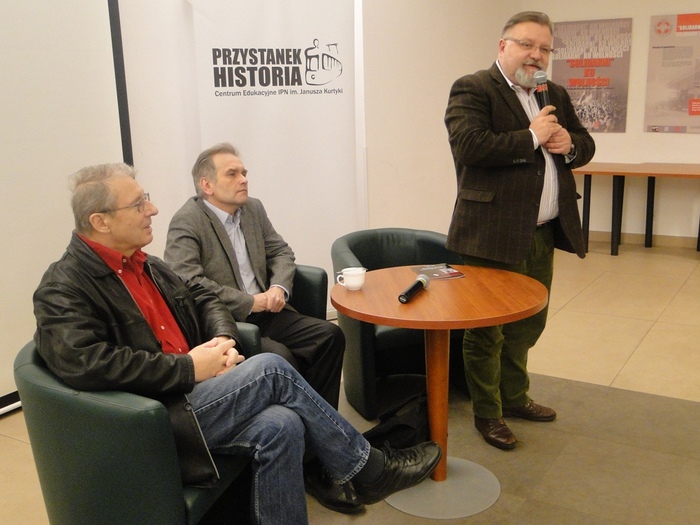 Jacek Pawłowicz z Oddziału IPN w Warszawie rozpoczyna spotkanie