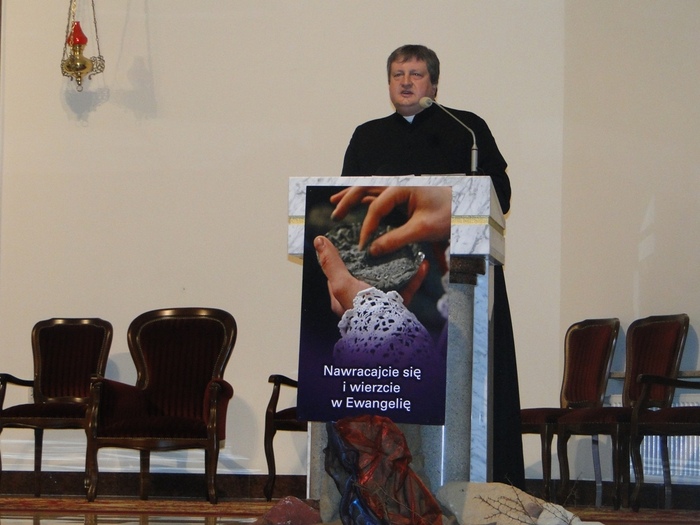 Ks. Jarosław Miętus, proboszcz parafii pw. Matki Bożej Nieustającej Pomocy w Grodzisku Maz. wita przybyłych na uroczystość gości