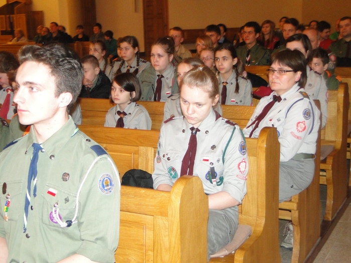 Liczne grono stanowili grodziscy harcerze