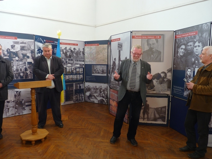 Konsul Krzysztof Sawicki z Konsulatu Generalnego RP w Łucku otwiera ekspozycję na zamku w Dubnie