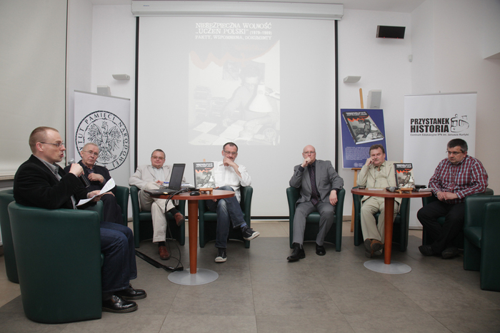  Dr Bartłomiej Noszczak rozpoczyna dyskusję. Od lewej: dr Bartłomiej Noszczak, Andrzej Czuma, prof. Zbigniew Karaczun, Jarosław Włodarczyk, Wojciech Ciszewski, Wojciech Bogaczyk, Krzysztof Czuma