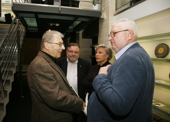 Przed pokazem. Reżyser Ryszard Bugajski w towarzystwie aktorki Krystyny Jandy, reżysera i producenta Janusza Zaorskiego oraz Jacka Pawłowicza z IPN