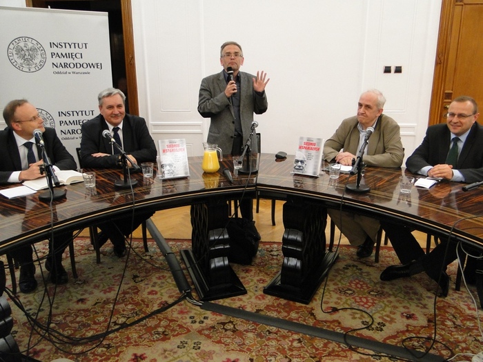 Dziennikarz Piotr Zaremba rozpoczyna dyskusję 