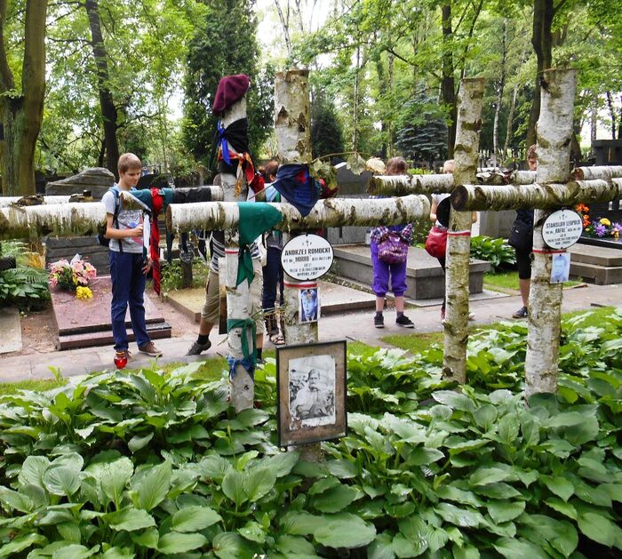 Uczniowie w kwaterze Powstańców Warszawskich