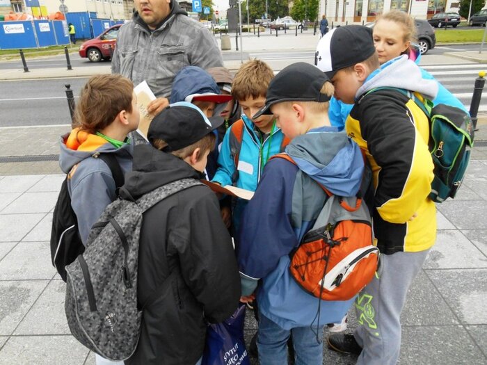 Dzieci próbują znaleźć na mapie drogę do celu.