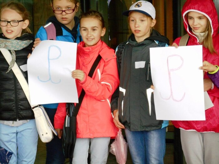 Przy wejściu do hotelu Sofitel Victoria. To tu w 1942 roku harcerze wymalowali przy wejściu dwie wielkie „kotwice