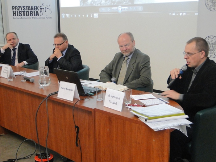 Uczestnicy drugiego panelu. Od lewej: dr Paweł Kowal, dr hab. Krzysztof Sychowicz, Artur Adamski, prowadzący dr Bartłomiej Noszczak
