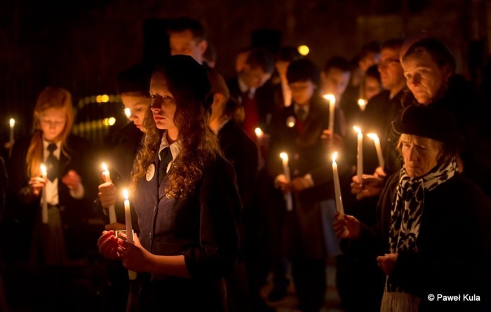 Migawka z ceremonii sadzenia dębu 