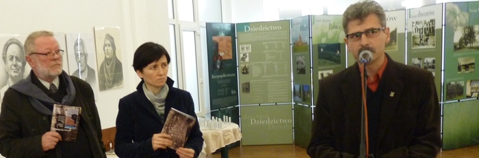 Marcin Łaszczyński z IPN otwiera wystawę. Obok Beata Brzywczy – konsul generalny i Krzysztof Sawicki – konsul