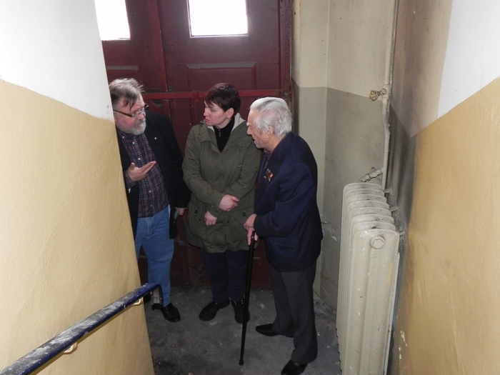 Jacek Pawłowicz oraz były żołnierz AK Lesław Wojno w przedsionku prowadzącym do aresztu w piwnicach