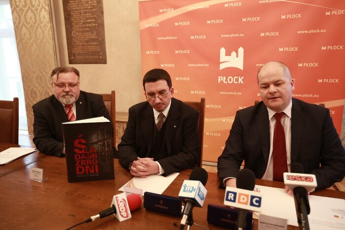 Podpisywanie porozumienia. Od lewej: Jacek Pawłowicz, dr Tomasz Łabuszewski i prezydent Płocka Andrzej Nowakowski