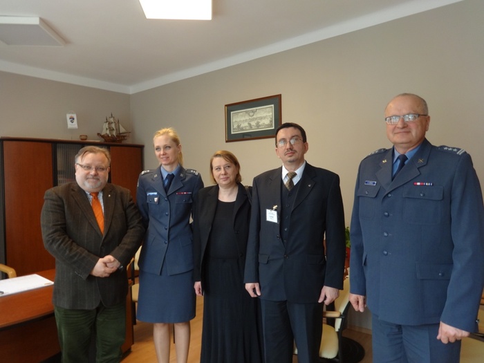 Od lewej: Jacek Pawłowicz (OBEP IPN w Warszawie), mjr Katarzyna Wereszczyńska (wicedyrektor Aresztu), Magdalena Pietrzak-Merta (OBEP IPN w Warszawie), dr Tomasz Łabuszewski (naczelnik OBEP IPN w Warszawie) i płk Adam Karas (dyrektor Aresztu)