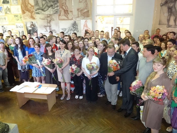 Wszyscy uczestnicy uroczystości zakończenia roku szkolnego w Polskim Centrum Kultury i Edukacji