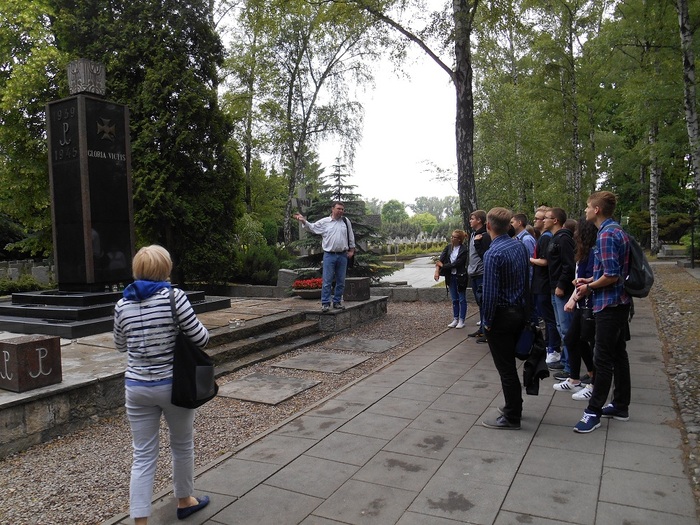 Przy pomniku Gloria Victis