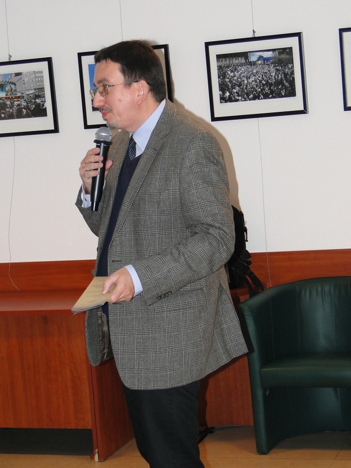 Dr Tomasz Łabuszewski (naczelnik OBEP IPN w Warszawie) otwiera konferencję