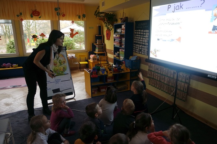 Dzieci aktywnie uczestniczą w zajęciach