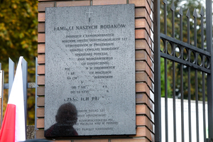 Odsłonięcie tablicy upamiętniającej zabitych i zmarłych więźniów obozu Durchgangslager 121 na Cmentarzu Żbikowskim w Pruszkowie – 2 października 2020. Fot. Sławek Kasper (IPN)