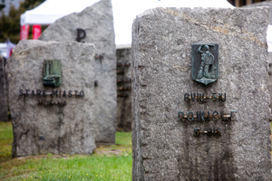 Uroczystości pod pomnikiem „Tędy przeszła Warszawa” na terenie byłego obozu Durchgangslager 121 w Pruszkowie – 2 października 2020. Fot. Sławek Kasper (IPN)