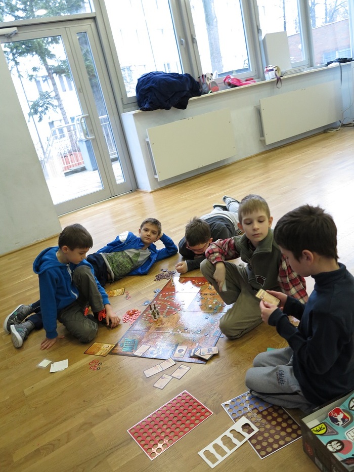 Na koniec warsztatów dzieci grały w grę planszową