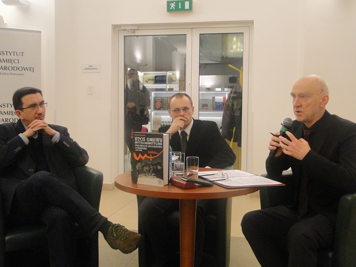 Spotkanie poprowadził Krzysztof Michalski (z prawej strony), dziennikarz radiowy i telewizyjny, popularyzator nauki