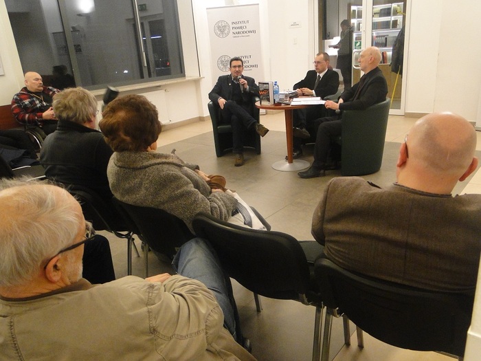 Dr Tomasz Łabuszewski (z lewej strony) przedstawił zarys historii dorosłej konspiracji niepodległościowej w Warszawie w pierwszych miesiącach po „wyzwoleniu