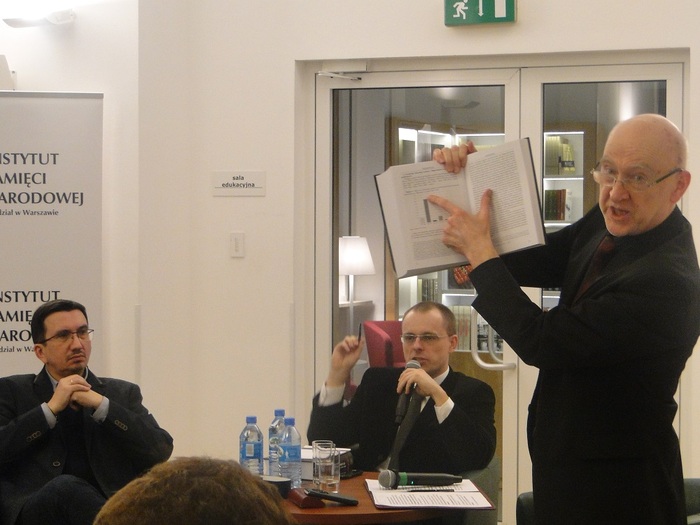 Redaktor Krzysztof Michalski zaprezentował wykresy ilustrujące fragment wypowiedzi autora