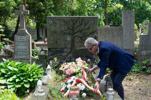 Marcin Łaszczyński składa kwiaty na grobie Emila Brachańskiego w 40. rocznicę jego śmierci. Fot. Andrzej Kryński (IPN)