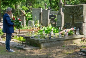 Marcin Łaszczyński składa kwiaty na grobie Emila Brachańskiego w 40. rocznicę jego śmierci. Fot. Andrzej Kryński (IPN)