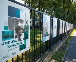 Prezentacja elementarnej wystawy biograficznej o Januszu Korczaku w 80. rocznicę jego śmierci – Warszawa, 5 sierpnia – 15 września 2022. Fot. Andrzej Kryński (IPN)