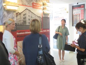Przedstawiciele Obywatelskiego Sojuszu Obrony Praw Człowieka w Korei Północnej (NKHR) w Polsce odwiedzili Strzelecką 8 – Warszawa, 8 sierpnia 2022