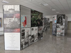 Otwarcie angielskiej wersji wystawy „Zimna wojna. Krótka historia podzielonego świata” – Târgu Jiu (Rumunia), 6 października 2022. Fot. Jan Talaśka/PKW Rumunia