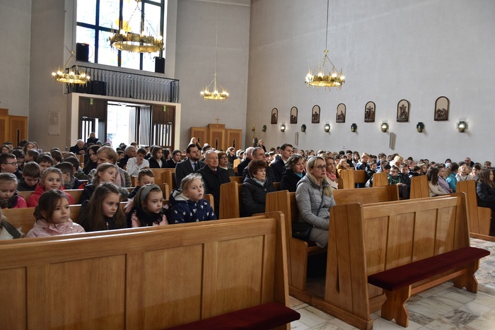 Uroczyste odsłonięcie tablicy upamiętniającej walkę i męczeństwo nauczycieli i pracowników Szkoły Podstawowej nr 5 w Otwocku w czasie II wojny światowej i otwarcie Sali 100-lecia im. Aleksandry i Józefa Piłsudskich – Otwock, 31 marca 2023. Fot. SP 5 w Otwocku