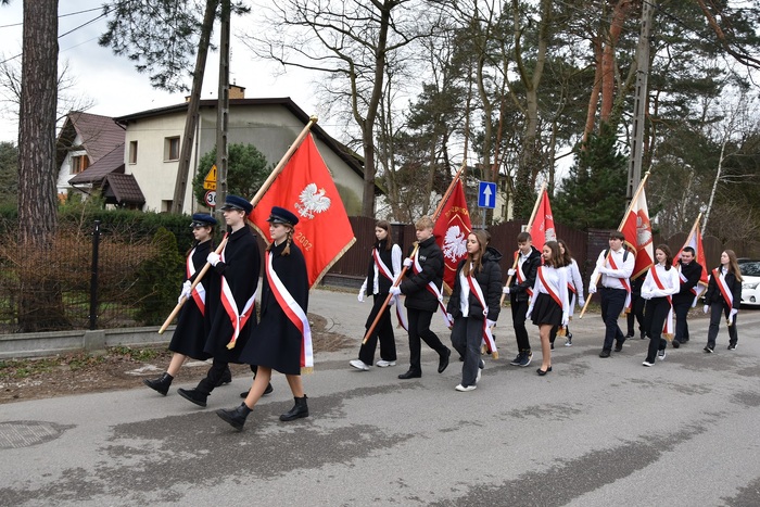 Uroczyste odsłonięcie tablicy upamiętniającej walkę i męczeństwo nauczycieli i pracowników Szkoły Podstawowej nr 5 w Otwocku w czasie II wojny światowej i otwarcie Sali 100-lecia im. Aleksandry i Józefa Piłsudskich – Otwock, 31 marca 2023. Fot. SP 5 w Otwocku