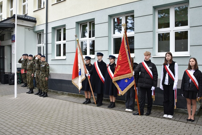 Uroczyste odsłonięcie tablicy upamiętniającej walkę i męczeństwo nauczycieli i pracowników Szkoły Podstawowej nr 5 w Otwocku w czasie II wojny światowej i otwarcie Sali 100-lecia im. Aleksandry i Józefa Piłsudskich – Otwock, 31 marca 2023. Fot. SP 5 w Otwocku