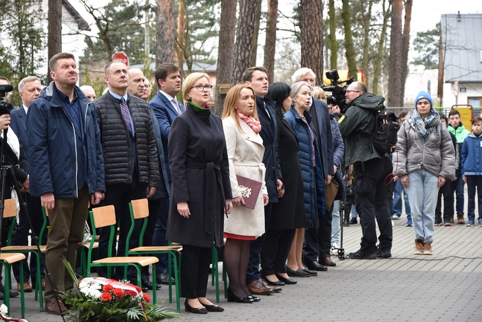 Uroczyste odsłonięcie tablicy upamiętniającej walkę i męczeństwo nauczycieli i pracowników Szkoły Podstawowej nr 5 w Otwocku w czasie II wojny światowej i otwarcie Sali 100-lecia im. Aleksandry i Józefa Piłsudskich – Otwock, 31 marca 2023. Fot. SP 5 w Otwocku