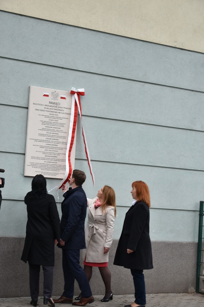 Uroczyste odsłonięcie tablicy upamiętniającej walkę i męczeństwo nauczycieli i pracowników Szkoły Podstawowej nr 5 w Otwocku w czasie II wojny światowej i otwarcie Sali 100-lecia im. Aleksandry i Józefa Piłsudskich – Otwock, 31 marca 2023. Fot. SP 5 w Otwocku